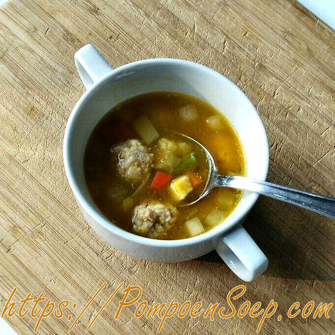 Hoe makkelijk je lekkerste soep met balletjes maken? Op grootmoeders wijze!