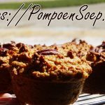 Versgebakken pompoenmuffins met pecannoten op een rooster, met Spaanse herfstlandschap op de achtergrond