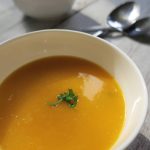 Kom romige snelle pompoensoep in 15 minuten, eenvoudig recept met diepvriespompoen of pompoenpuree