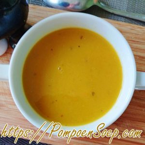 Pompoensoep met soepgroenten en pompoenpuree